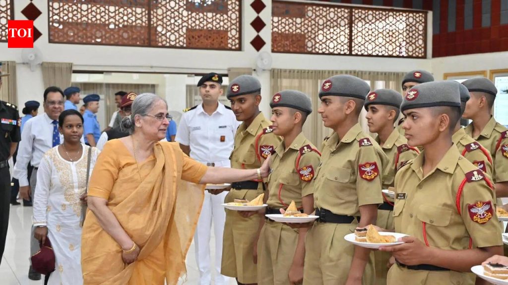 8 व्या CPC पॅनेलने अपंगत्व पेन्शन कराच्या रांगेत जखमी सैनिकांची भेट घेतली