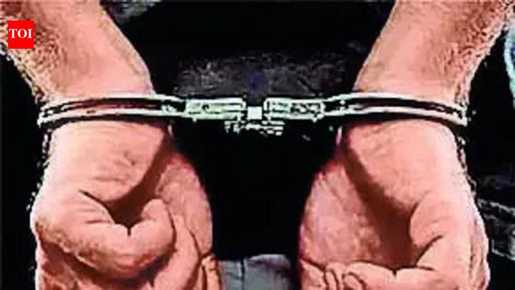 फ्लॅशिंग महिलेच्या आरोपावरून बाउन्सर पकडला