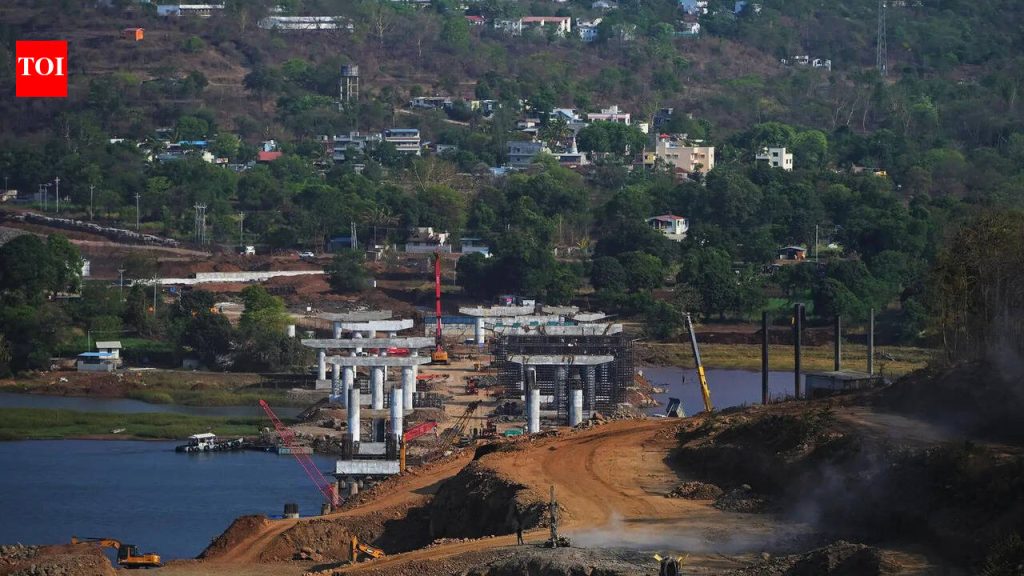MSRDC ने पुण्याच्या रिंगरोडच्या दोन कंत्राटदारांना धीम्या गतीने केलेल्या कामाचा फटका, नोटिसा बजावल्या