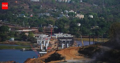 MSRDC ने पुण्याच्या रिंगरोडच्या दोन कंत्राटदारांना धीम्या गतीने केलेल्या कामाचा फटका, नोटिसा बजावल्या