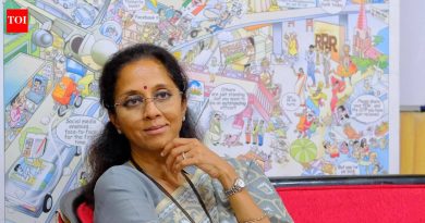 सुप्रिया म्हणाल्या की सर्व 8 खासदार पक्षासह, दुस-या विभाजनाचा इन्कार