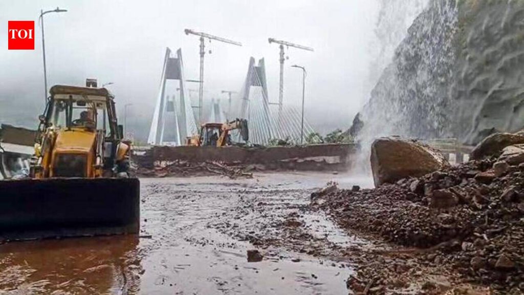 पावसाने महामार्ग, बस आणि रेल्वे रुळांना तडाखा दिल्याने पुण्याचा मुंबईपासून तासनतास संपर्क तुटला