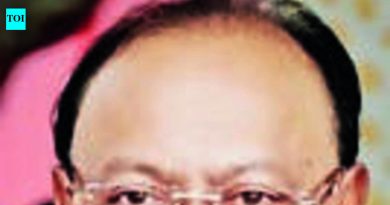 बेकायदेशीरपणे जमीन फेरफार केल्याप्रकरणी पुण्यातील 15 महसूल अधिकाऱ्यांना निलंबित करण्यात आले आहे