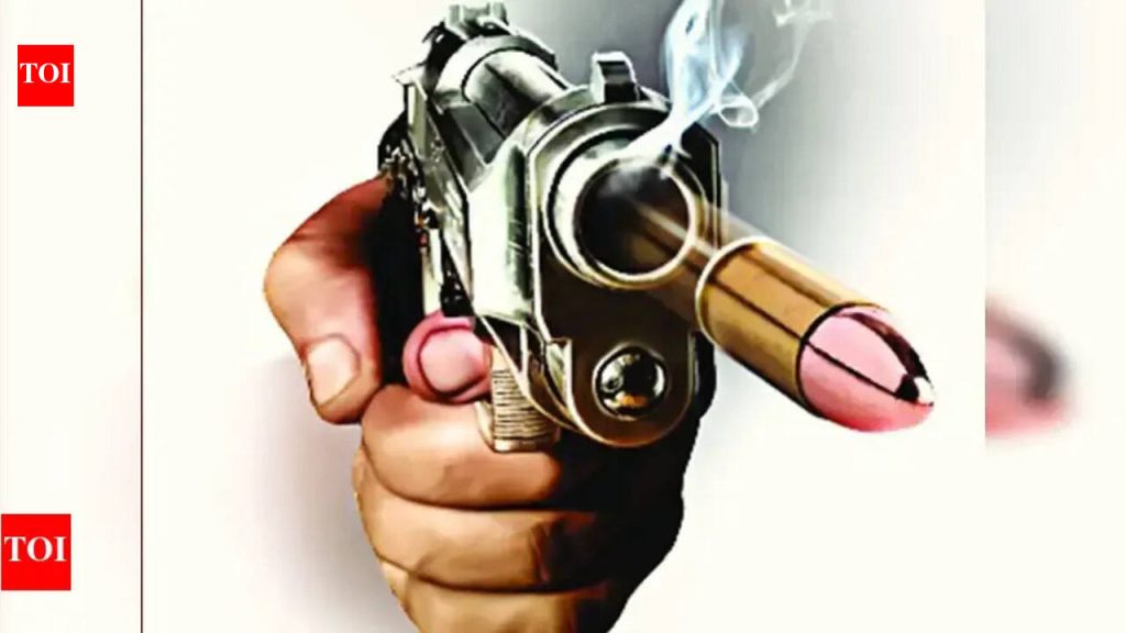 टोळीने गोळीबार केल्यानंतर शेतकरी तलावात उडी घेऊन खुनाच्या प्रयत्नातून बचावला
