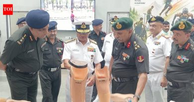 पुण्यातील कृत्रिम अवयव केंद्राच्या स्वदेशी पुनर्वसन तंत्रज्ञानाचे नौदल प्रमुखांचे कौतुक | पुणे बातम्या